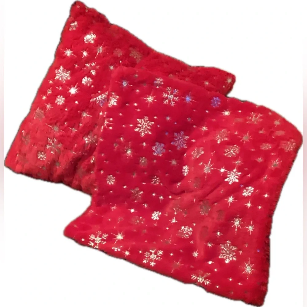 NWOT Pair of Red & Gold Square Holiday Pillow Covers. Size:18x18.